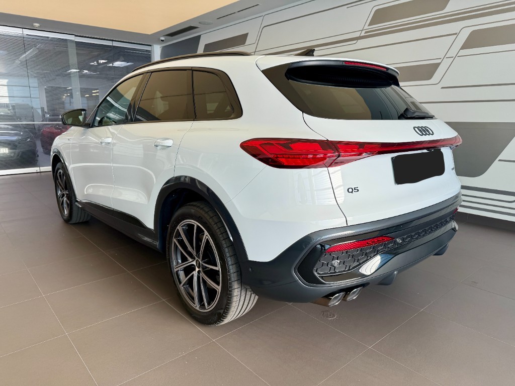 AUDI Q5 2.0 TDI QUATTRO S-LINE | NOVÝ MODEL | SKLADEM | české předváděcí auto | ihned k předání | novinka 2025 | naftové rodinné suv | bílá gletscher metalíza | černá alcantara | paket TECH PRO | displej spolujezdce | super výbava | VIP sleva | nákup online | ihned k předání | AUTOiBUY.com
